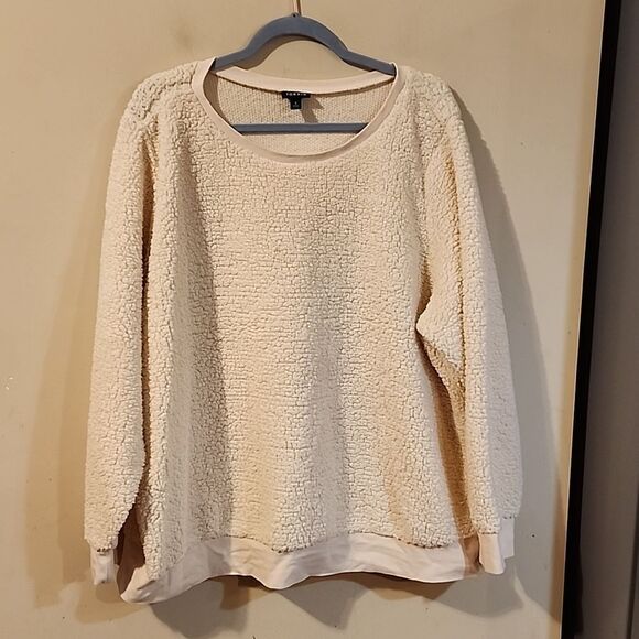 Torrid fuzzy top size 3 - Picture 1 of 4